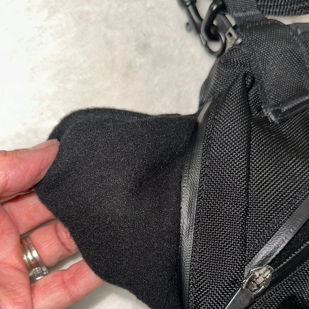 Compact Black Messenger Bag with Durable Fabric